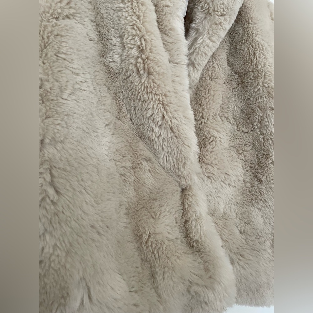 Faux fur Cream/tan coat NWT + shopping bag Bloomingdale’s - Picture 4 of 6